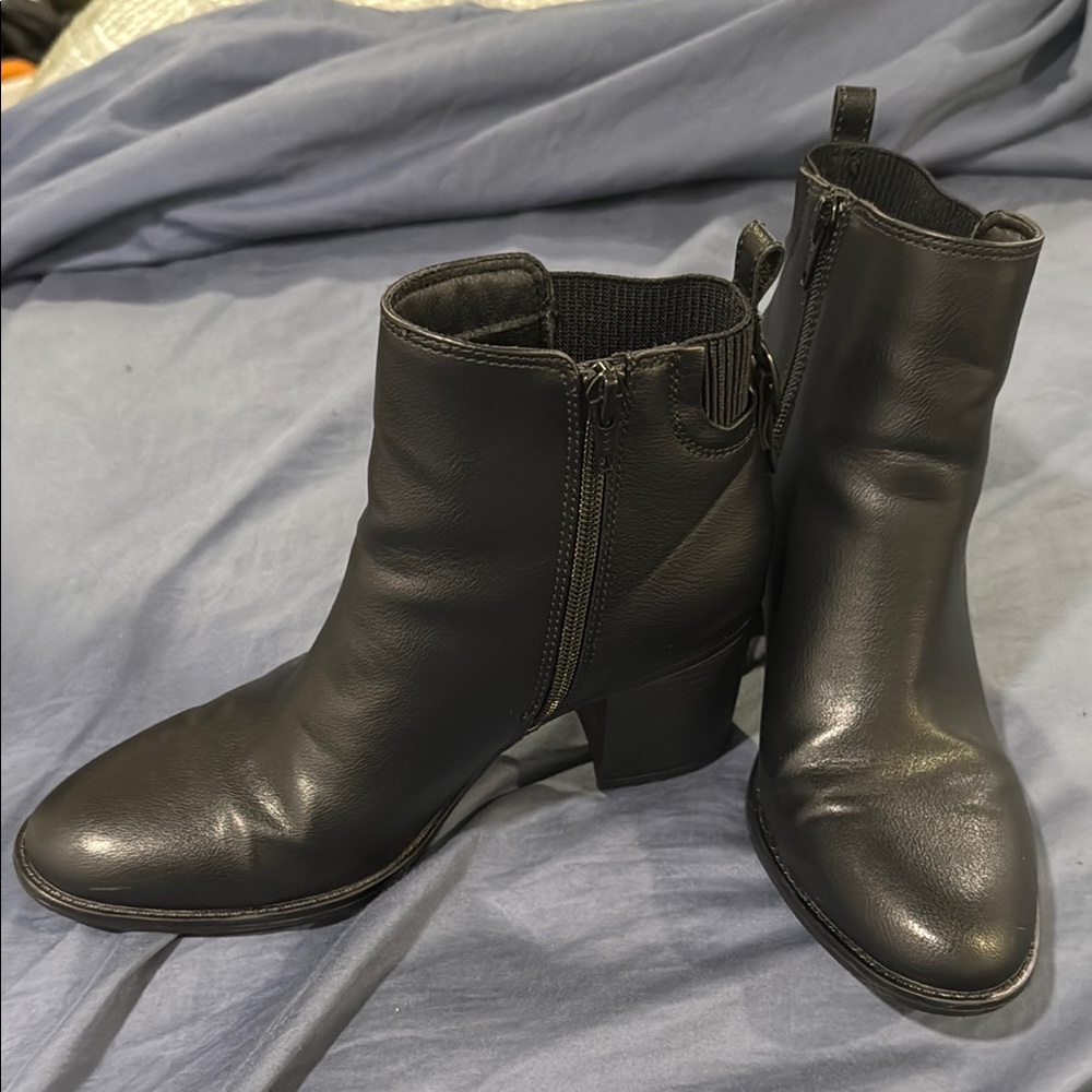 Baretraps Rhoslyn booties size 7.5